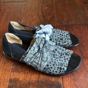 Ciao Mao Textile Slip on shoes, Gray and Black floral/polka dot, Size 7.